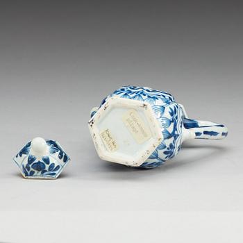 A blue and white wine ewer with a cover, Qing dynasty, Kangxi (1662-1722).