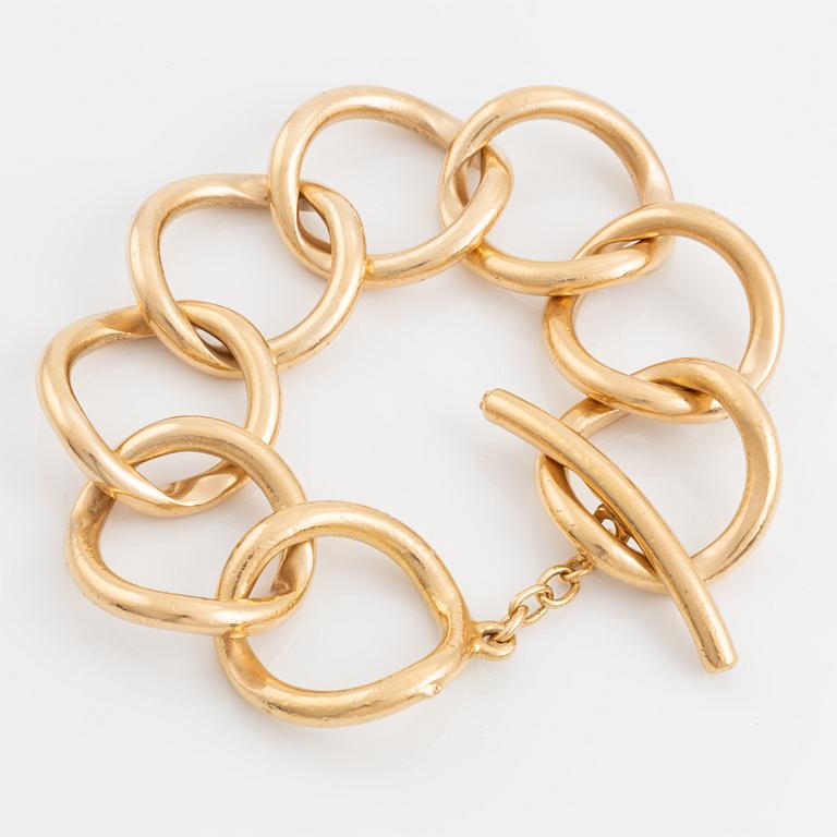 An 18K gold bracelet.