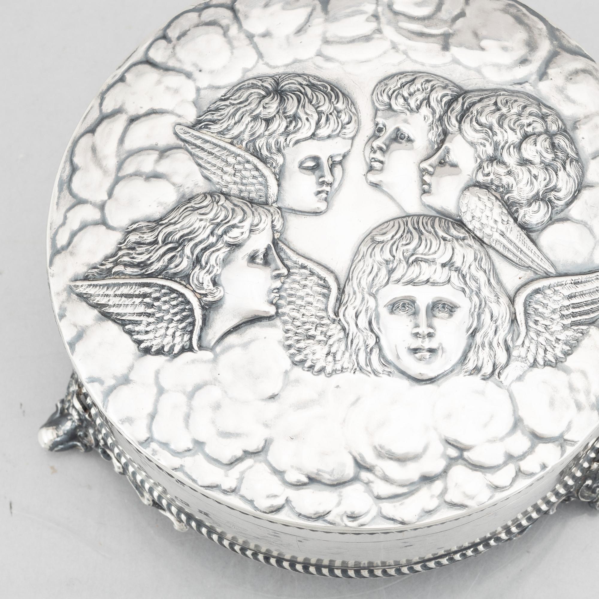 An English Silver Box, mark of William Aitken, Birmingham 1905.