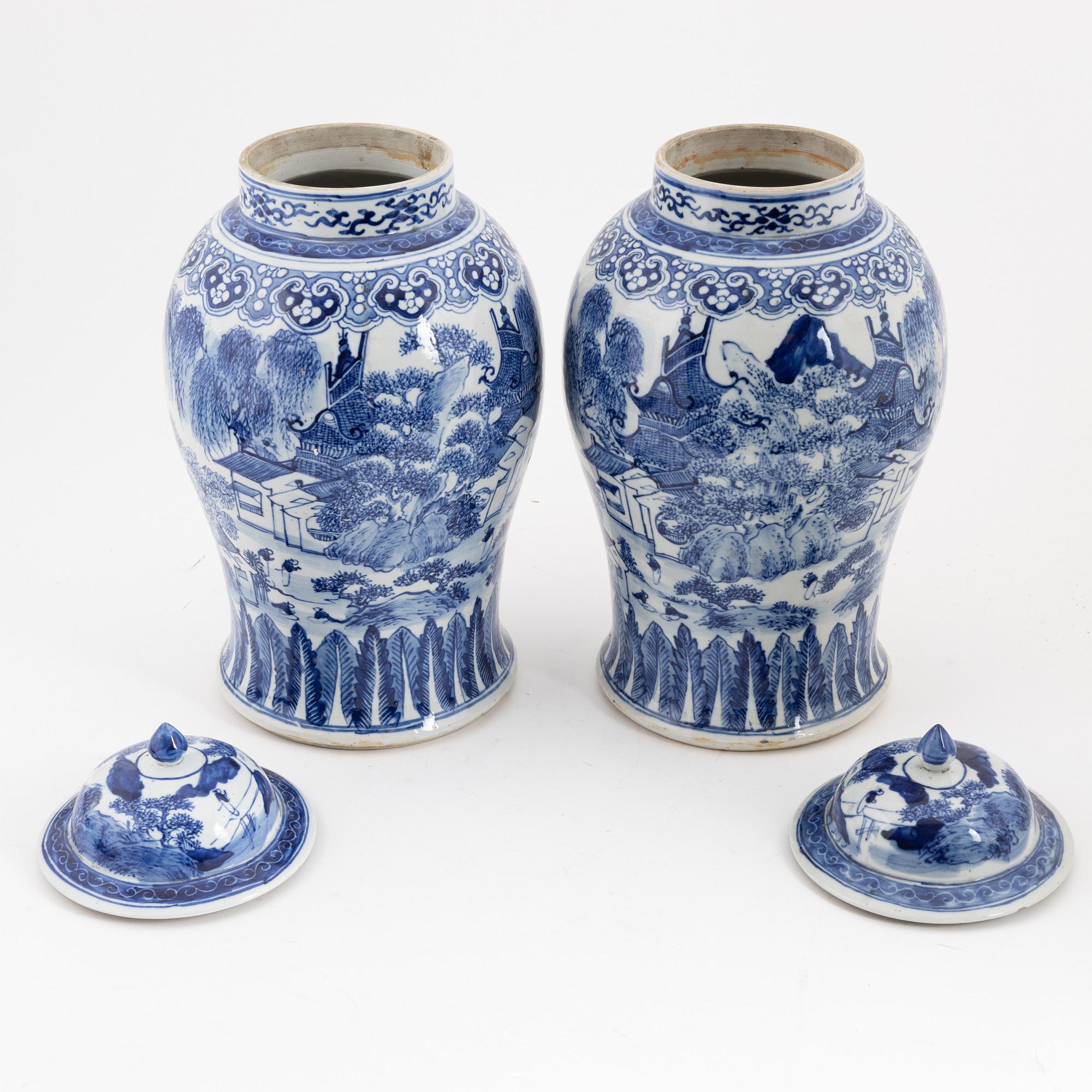 A pair of Chinese blue and white urns with cover, 20th century.