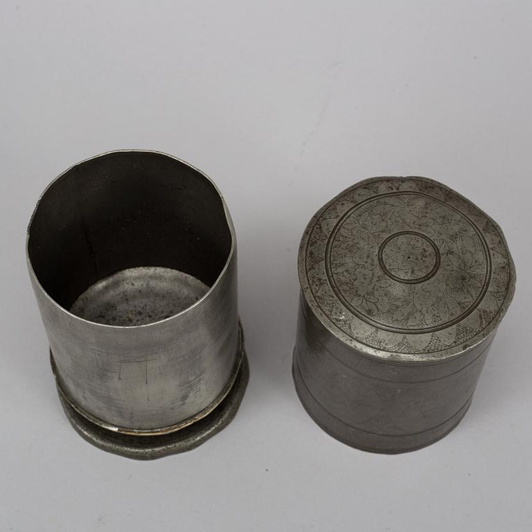 A pewter tobacco box and two shakers, 18th/19th century.