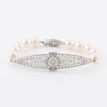 Bracelet, 14K white gold, with cultured pearls and a centre piece set with a brilliant-cut diamond approximately 1 ct.