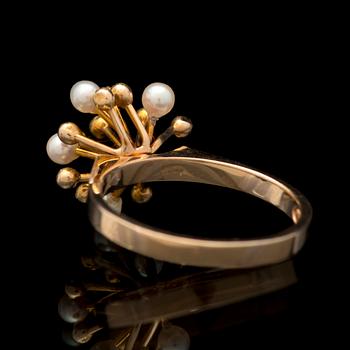 A RING, cultured pearls, 14K gold. Westerback 1972.