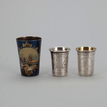 BÄGARE, 3 st, silver samt emalj, Ryssland 1899-1954. Tot. vikt 62,4 g.