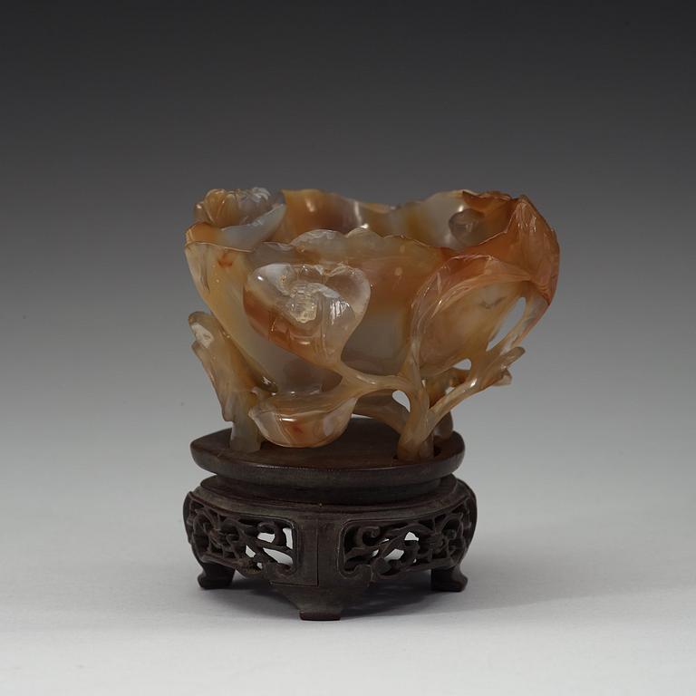 A carved agathe brush washer, Qing dynasty (1644-1912).
