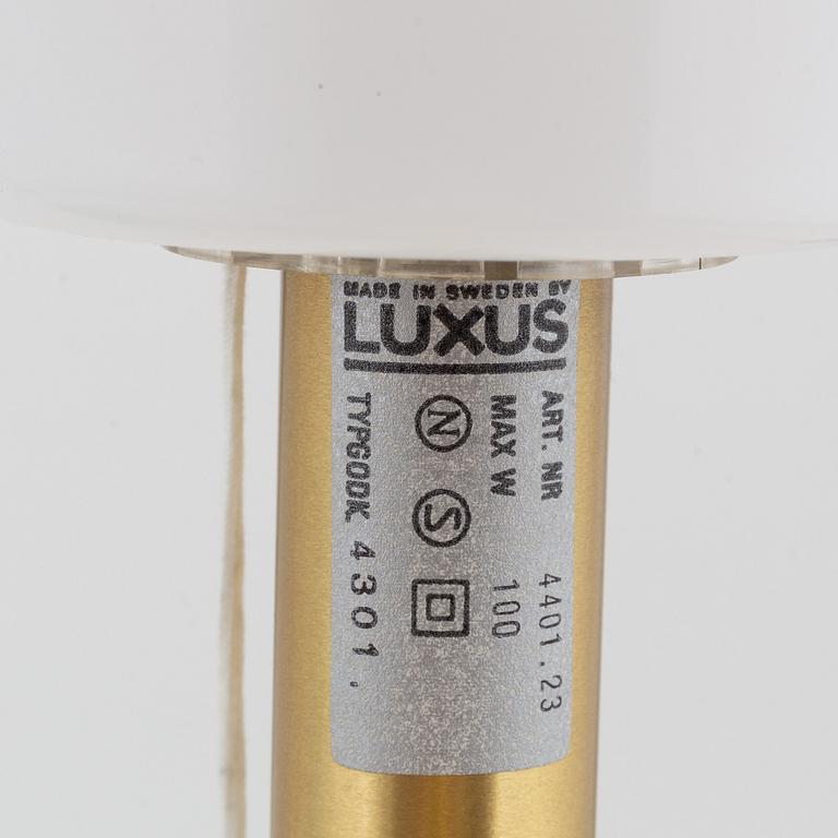 A pair of brass wall lights, Luxus.