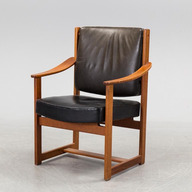 SVEN KAI-LARSEN, karmstol, etikettmärkt Sadelmakarmästarna samt brickmärkt Nordiska Kompaniet.