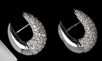 A pair of brilliant cut diamond earrings, tot. 4.32 cts.
