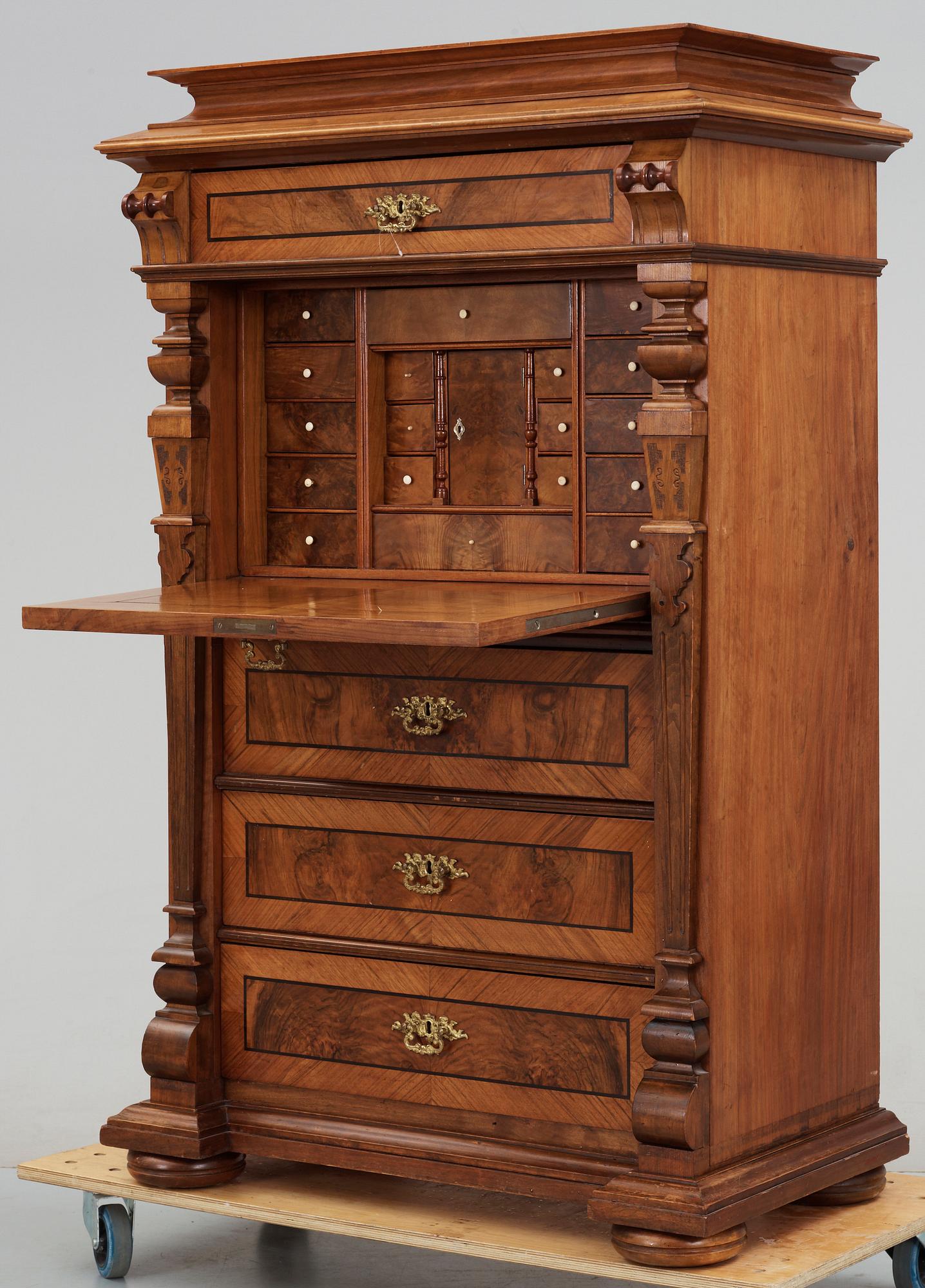 CHIFFONJE, nyrenässans, sent 1800-tal.