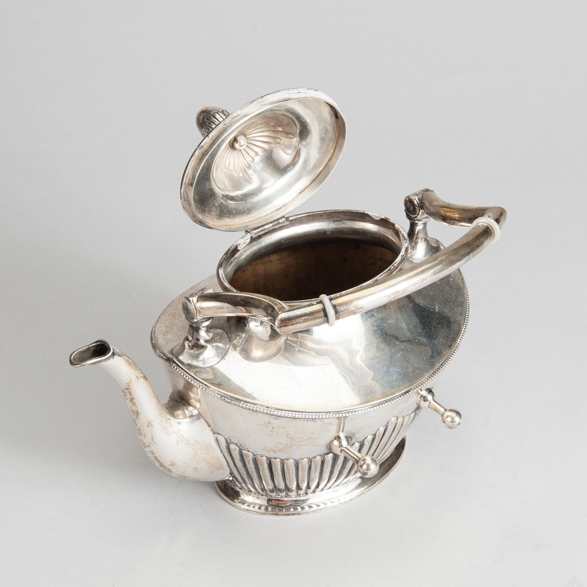 TEKANNA MED RECHAUD, silver, K. Andersson, Stockholm 1905. Vikt 1493 g.
