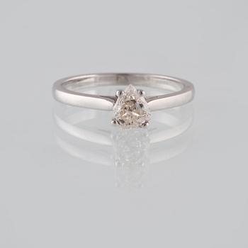 RING, 18K vitguld med droppslipad diamant ca 0.60 ct. Vikt 2,4 gram.