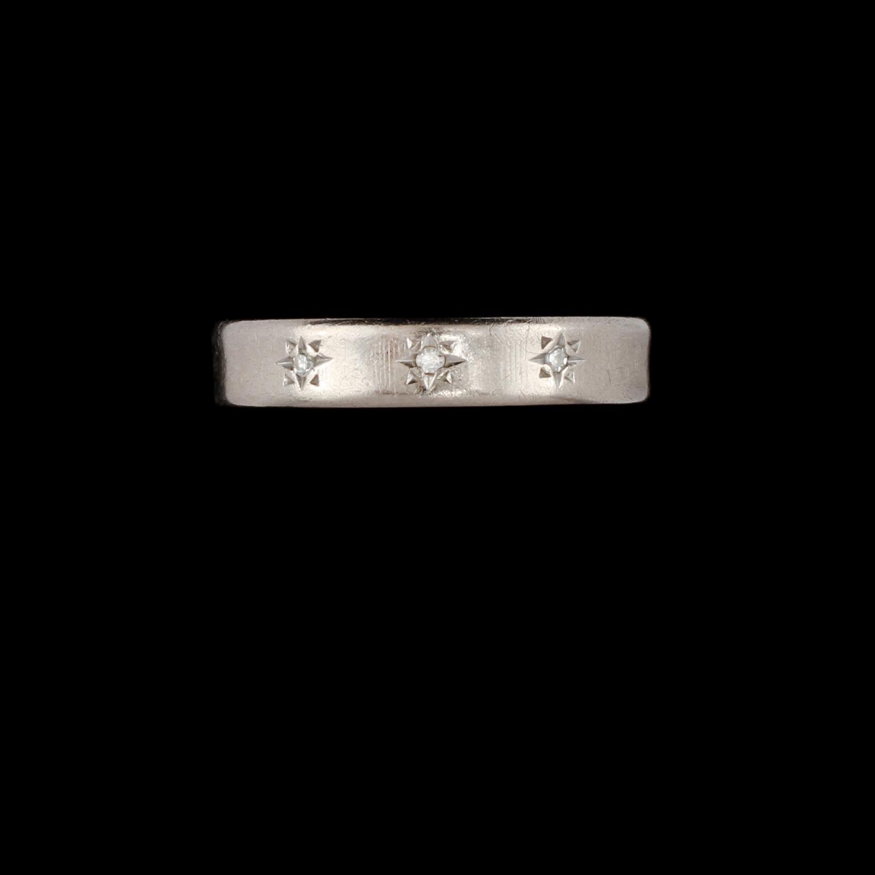 RING, 18k vitguld med 3 briljantslipade diamanter, totalt 0.02 ct, Ceson, Göteborg, 1968. Vikt 5 g.