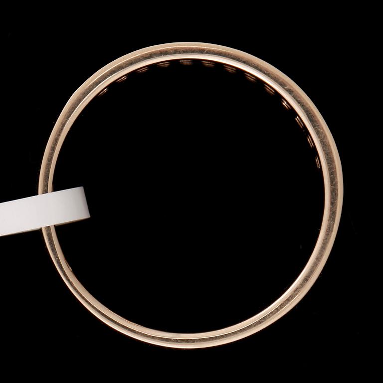 RING, 14k guld med 39 diamanter tot 0,40ct. Vikt ca 4,26 gram.