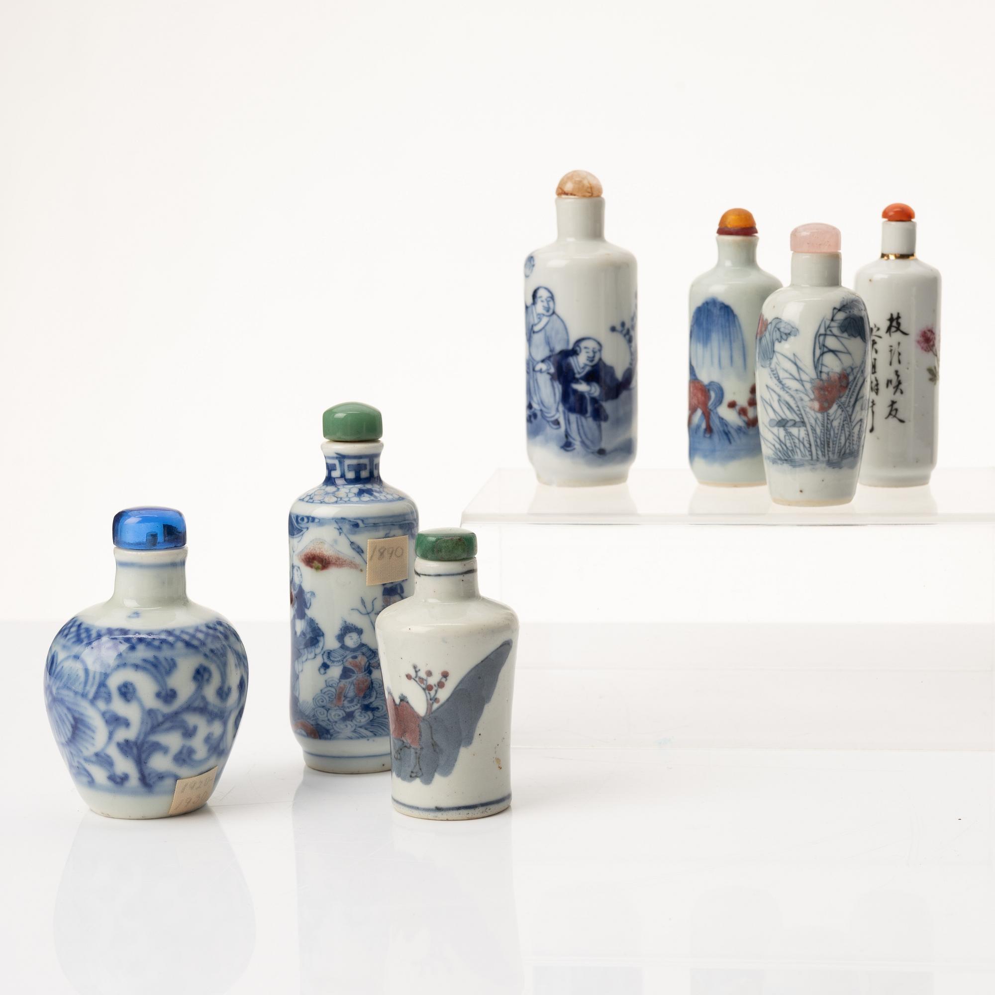 A group of seven Chinese porcelain snuff bottles, late Qing dynasty and 20th century.
