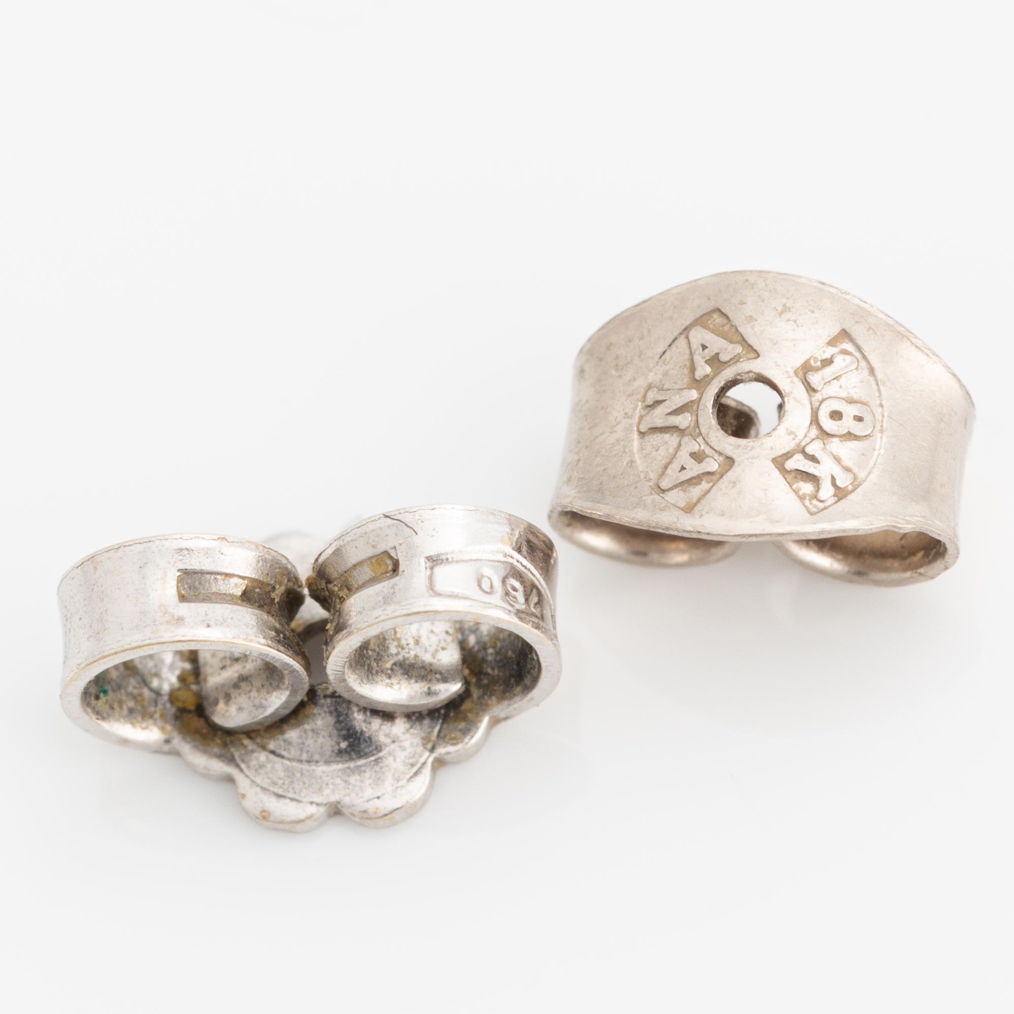 Örhängen, ett par, vitguld med briljantslipade diamanter.