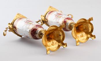 LOCKURNOR, 1 par, förgylld brons och porslin, möjligen Frankrike, tidigt 1900-tal.