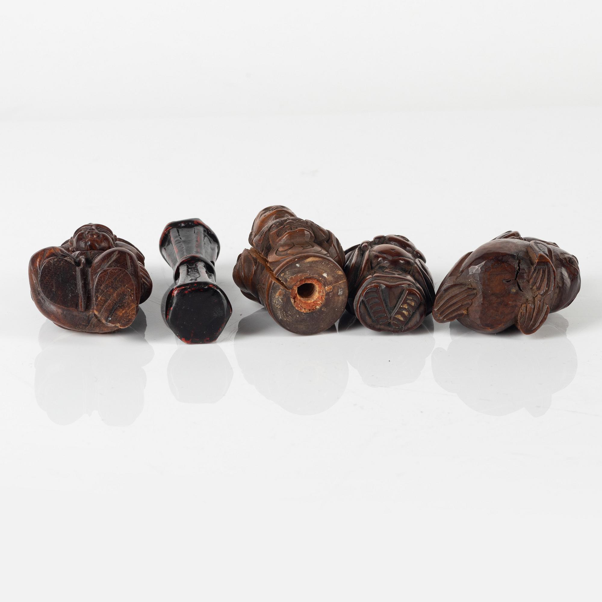 Figuriner / Netsuke, fem stycken, snidat trä och lack, Japan, 1800-/1900-tal.