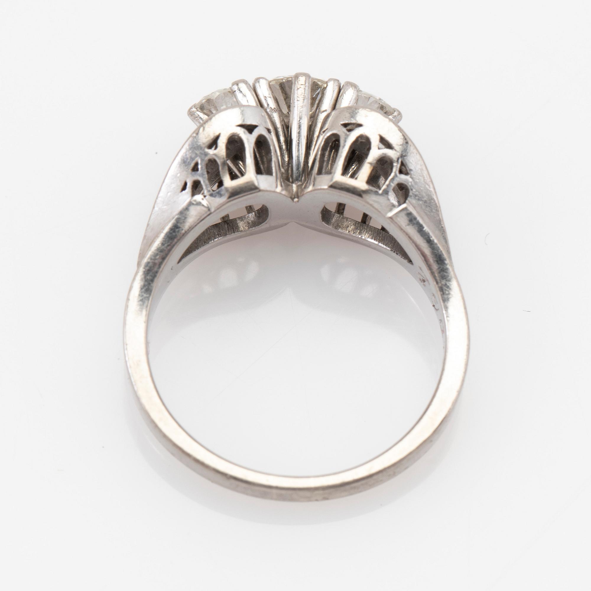 Ring, 18k white gold with brilliant-cut diamonds.