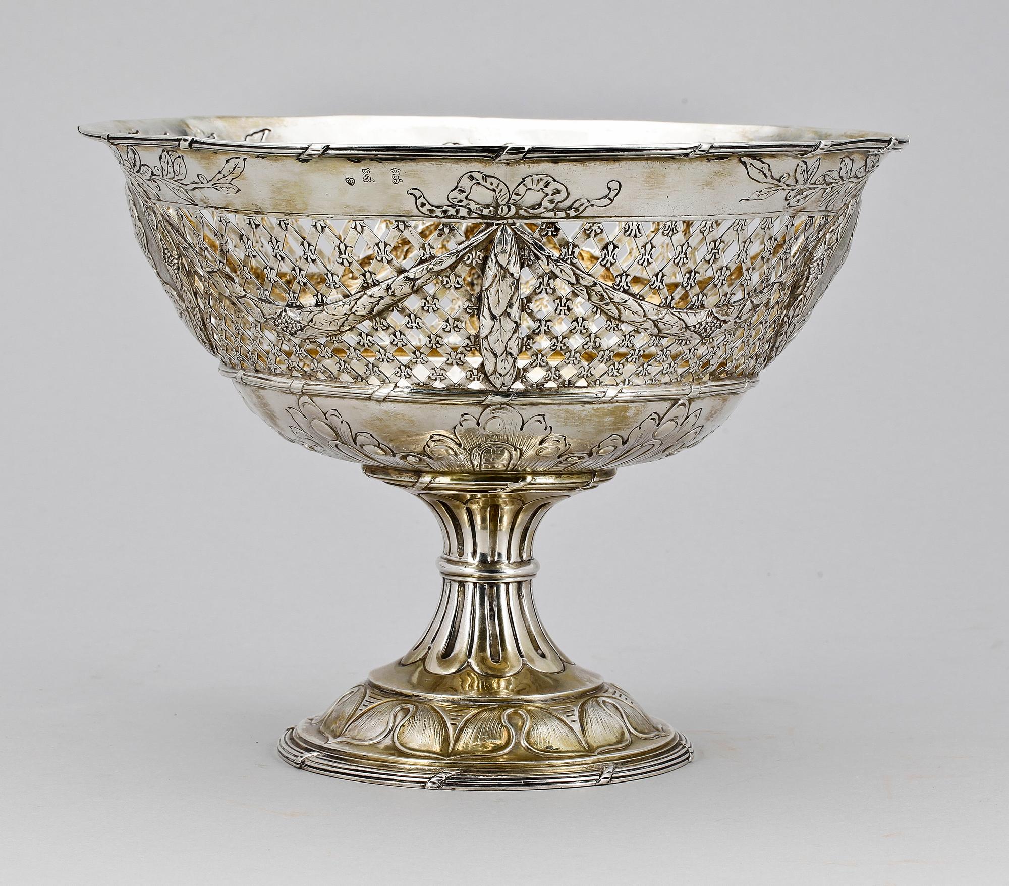 GALLERSKÅL PÅ FOT, silver. Georg Roth & Co, Hanau Tyskland, omkring år 1900. Ca 800 g.