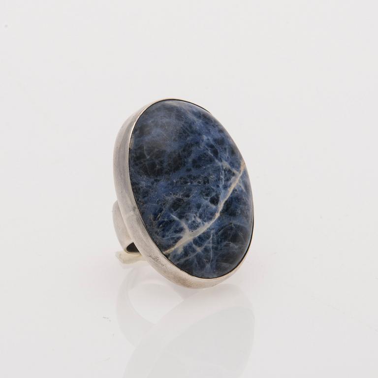 RING, sterlingsilver, sodalit. Engelska stämplar.