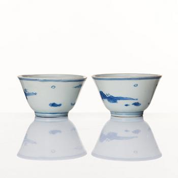 Koppar, två stycken, porslin. Ming dynastin, Transition/Chongzhen (1628-44).