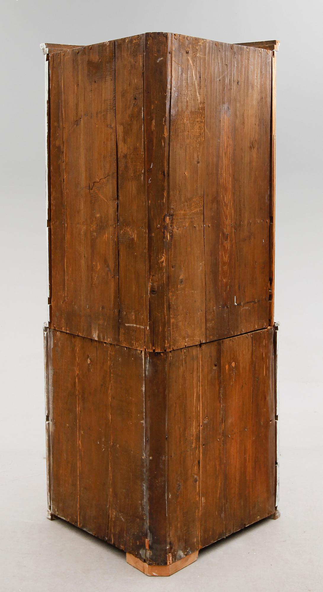 HÖRNSKÅP, allmoge, omkring år 1800.