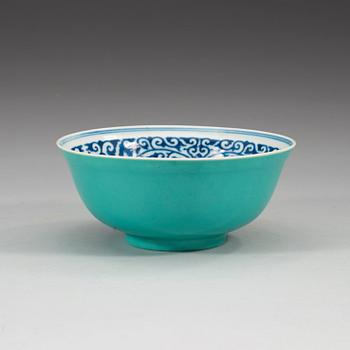 An green glazed and blue and white bowl, late Qing dynasty (1644-1912), with Guangxu six character mark.