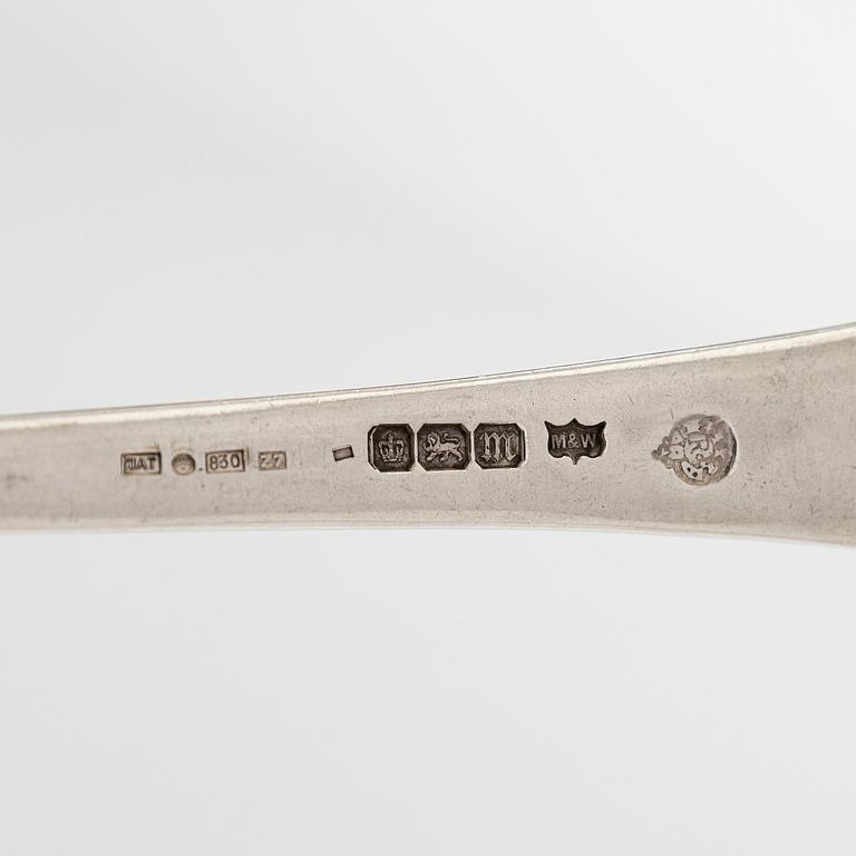 Fiskspade och fruktskedar, 2 st, sterlingsilver, London 1833 och 1788 och Sheffield 1904..