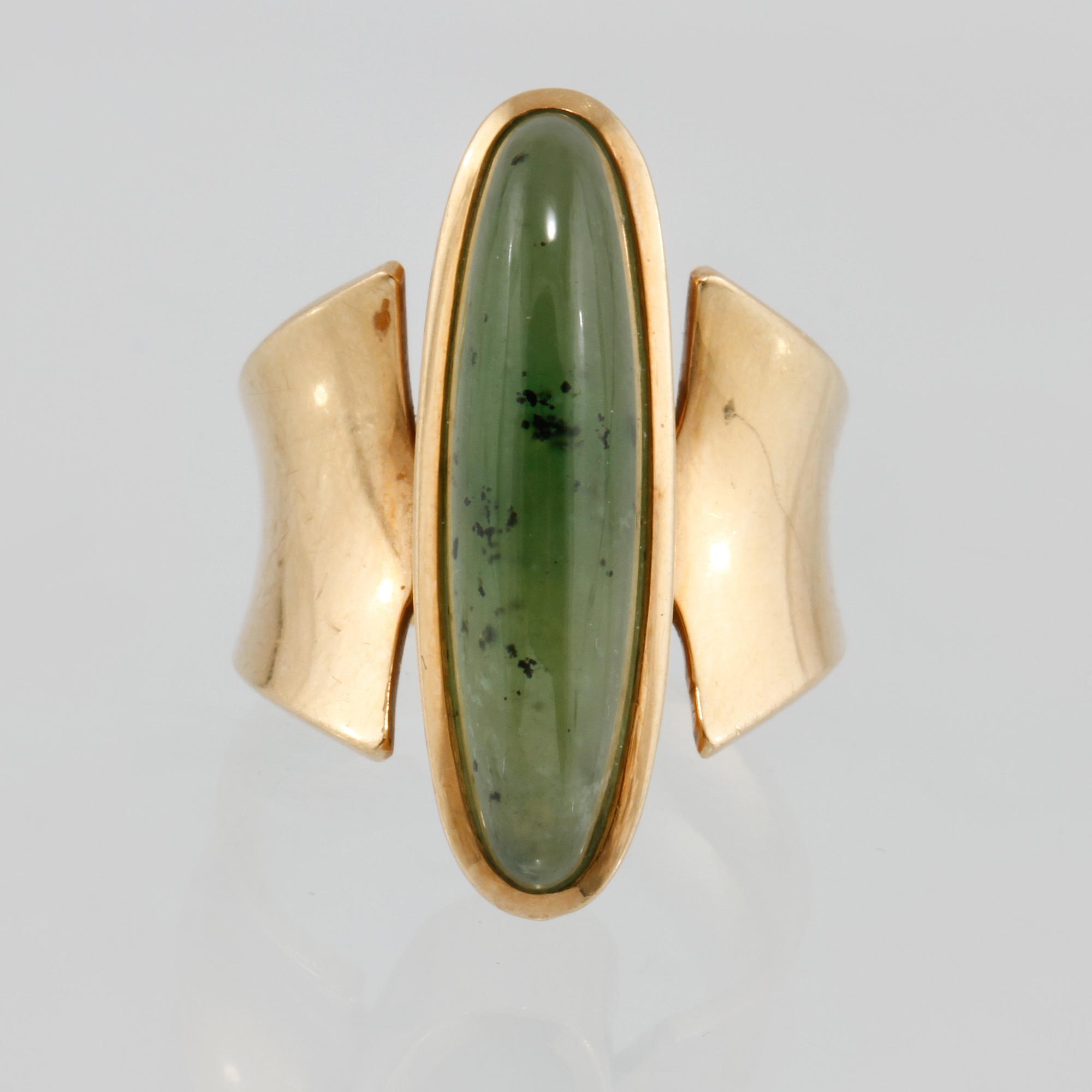 RING, 18K guld med cabochonslipad grön sten, utländska stämplar. Vikt 16,0 gram.