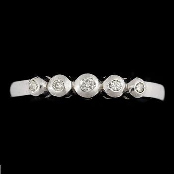 RING, 14k vitguld med briljantslipade diamanter, tot ca 0,06 ct. Vikt ca 2,6 gram.