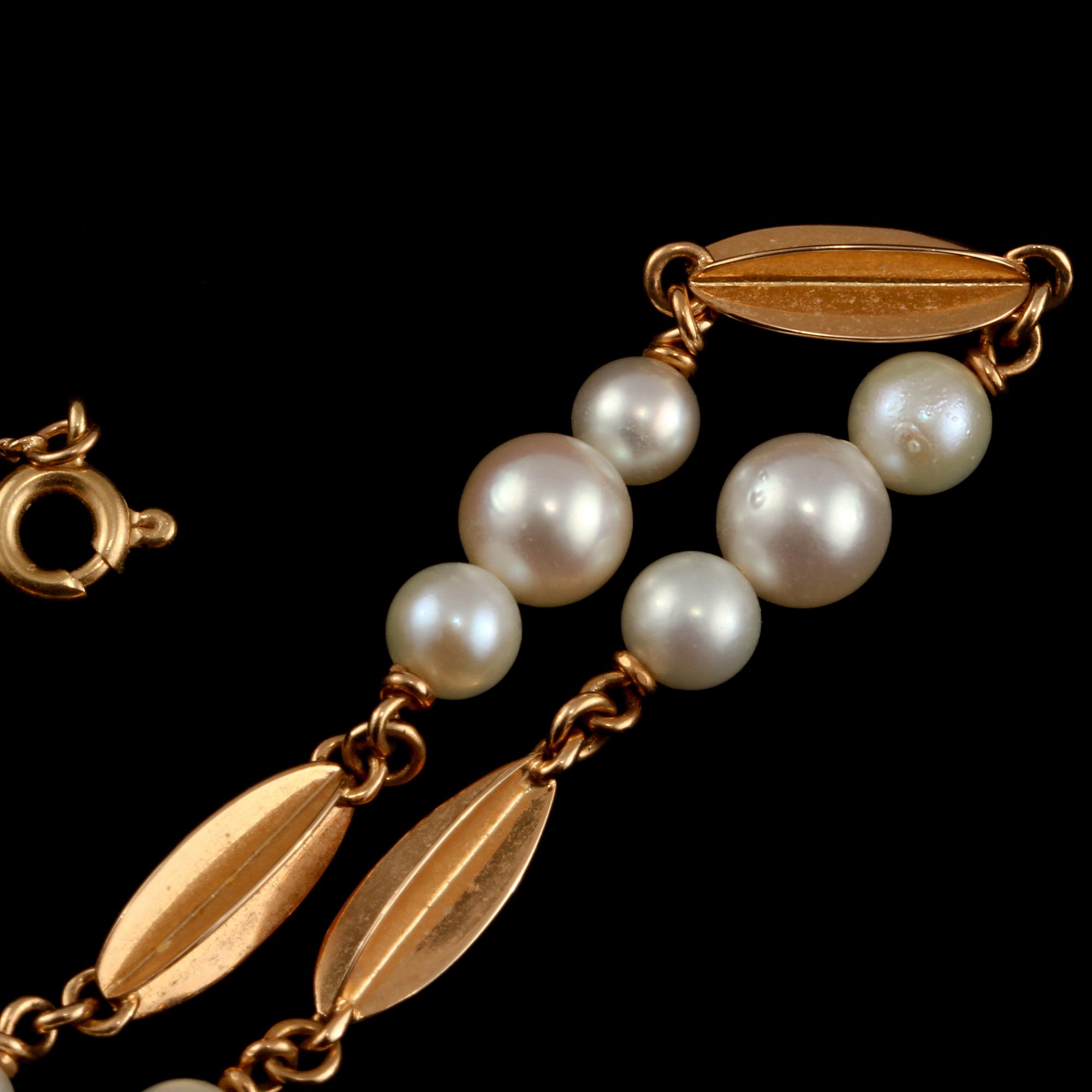 COLLIER, 18 k guld med odlade pärlor, Trege, Göteborg, 1966. Vikt 16 g.