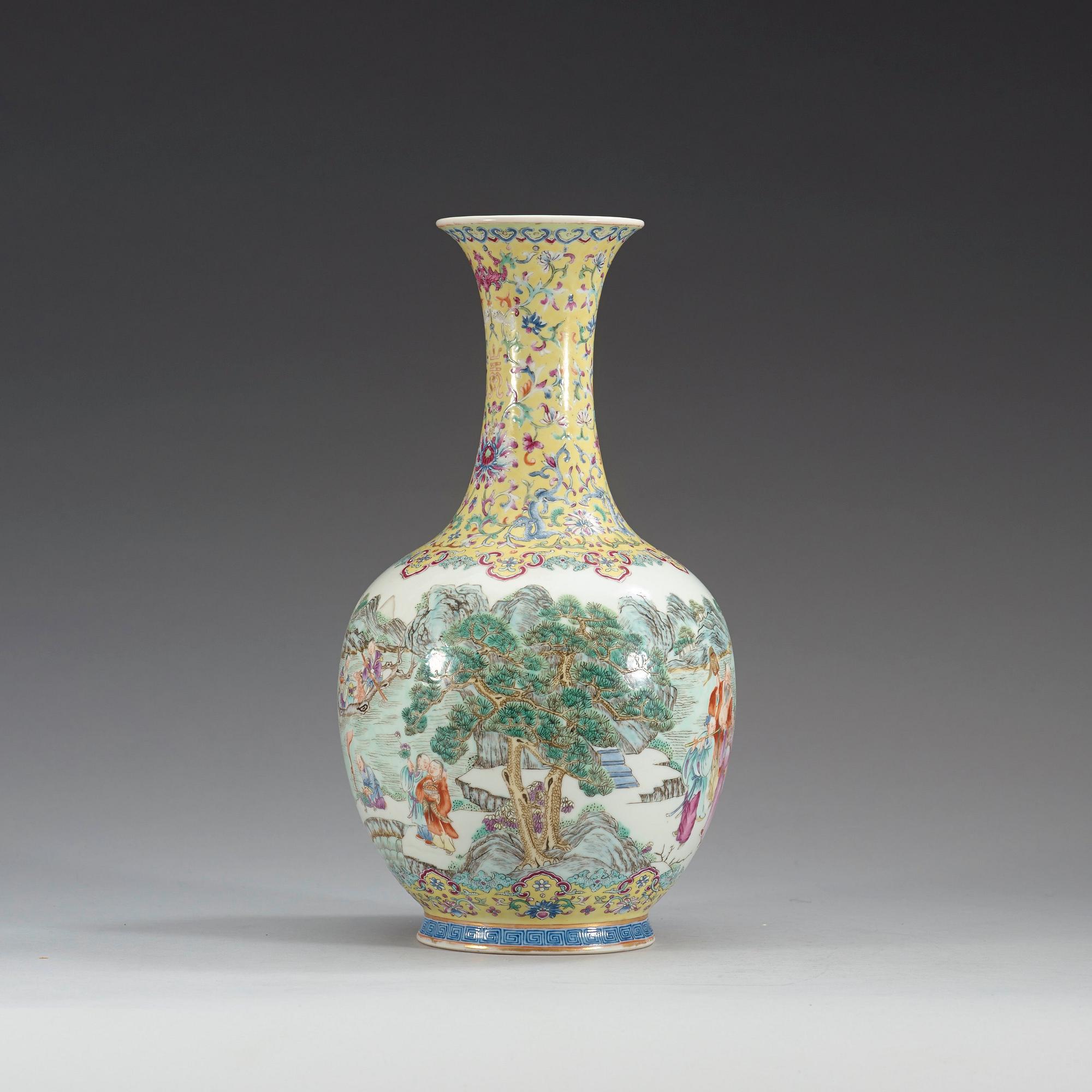 VAS, porslin. Troligen Republik, 1900-tal, med Qianlong sigillmärke.