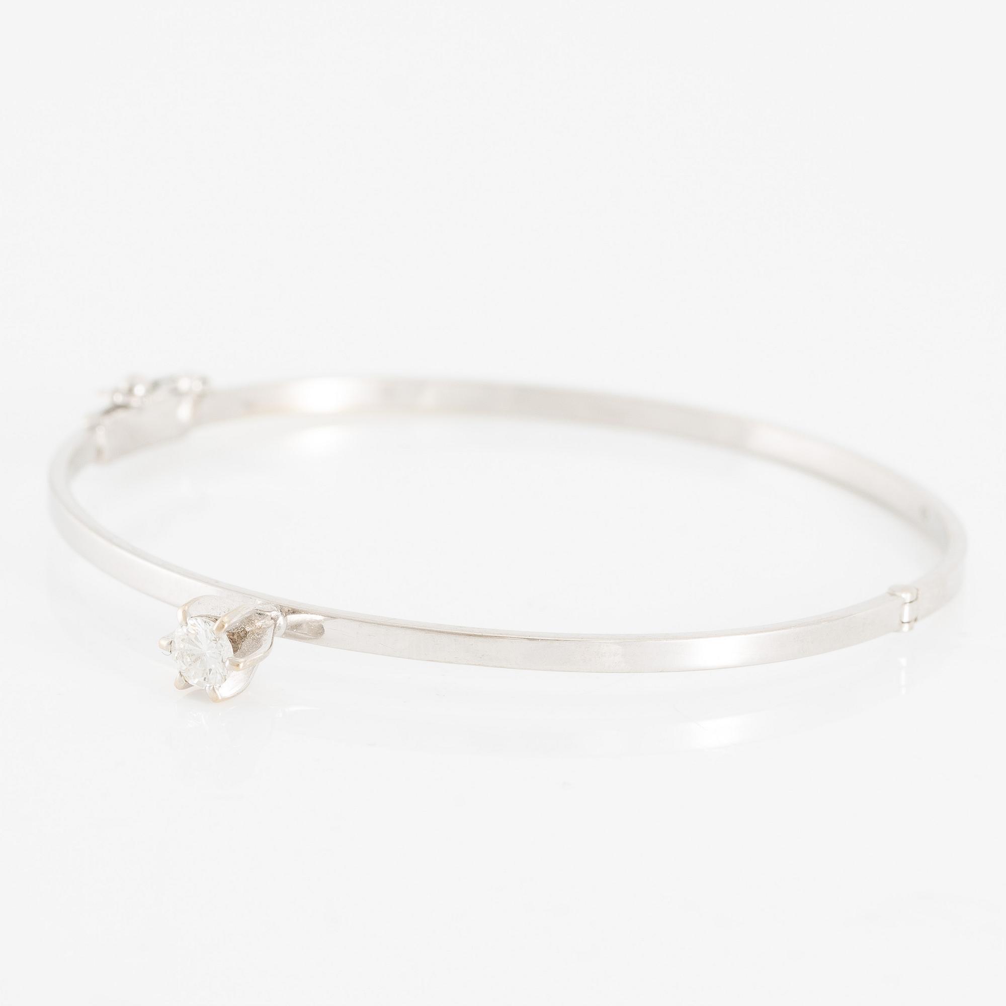 Bangle, 18K white gold with brilliant-cut diamond.