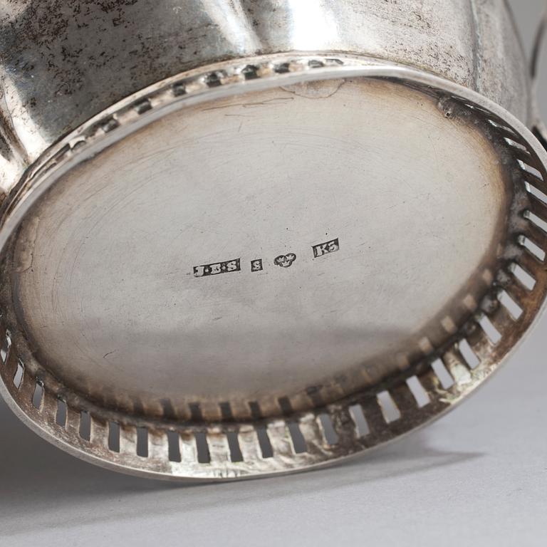 SALTKAR samt GRÄDDKANNA, silver, Senempire, kannan tillverkad av Jacob Engelbert Sundberg, Sundsvall,1864. Vikt ca 169 g.