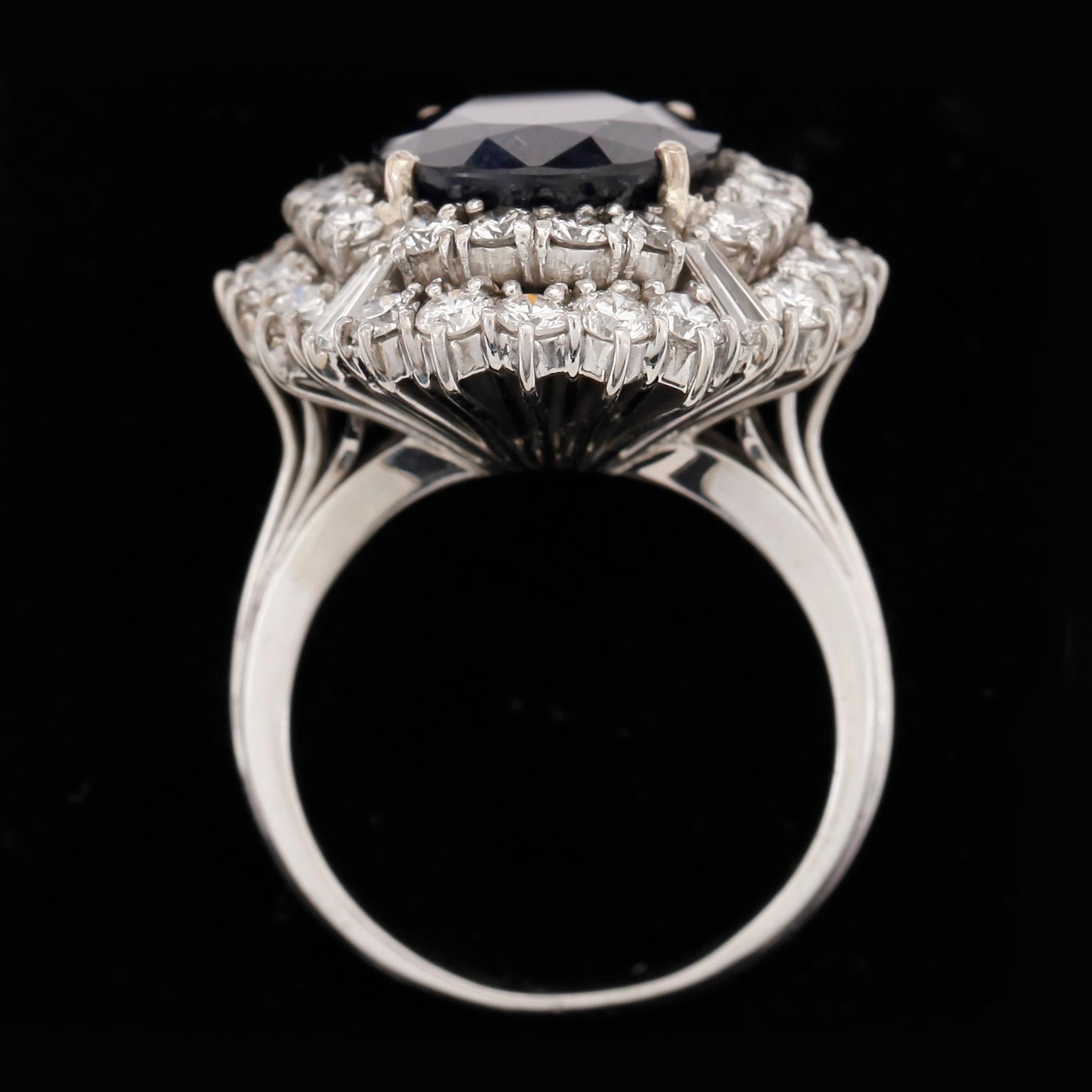 RING, 18k vitguld med safir ca8,02ct och briljantslipade diamanter tot ca3,00ct. Vikt ca 12g.