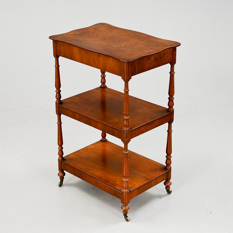 ETAGERE, omkring 1900.