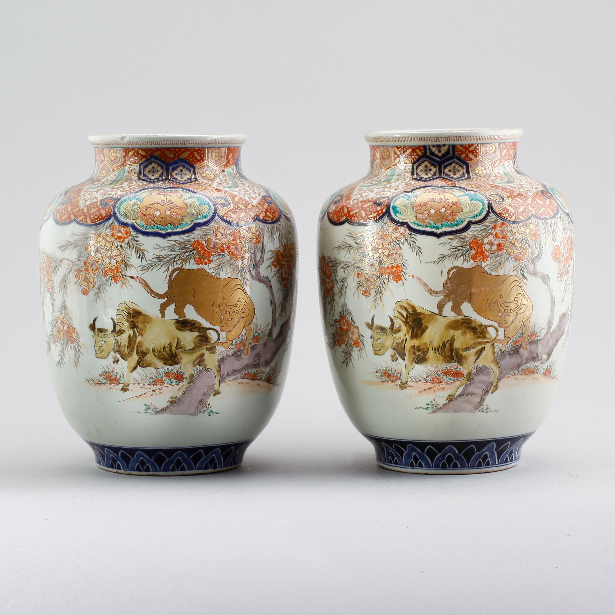 VASER, 1 par, porslin, Japan, 1900-talets första hälft.