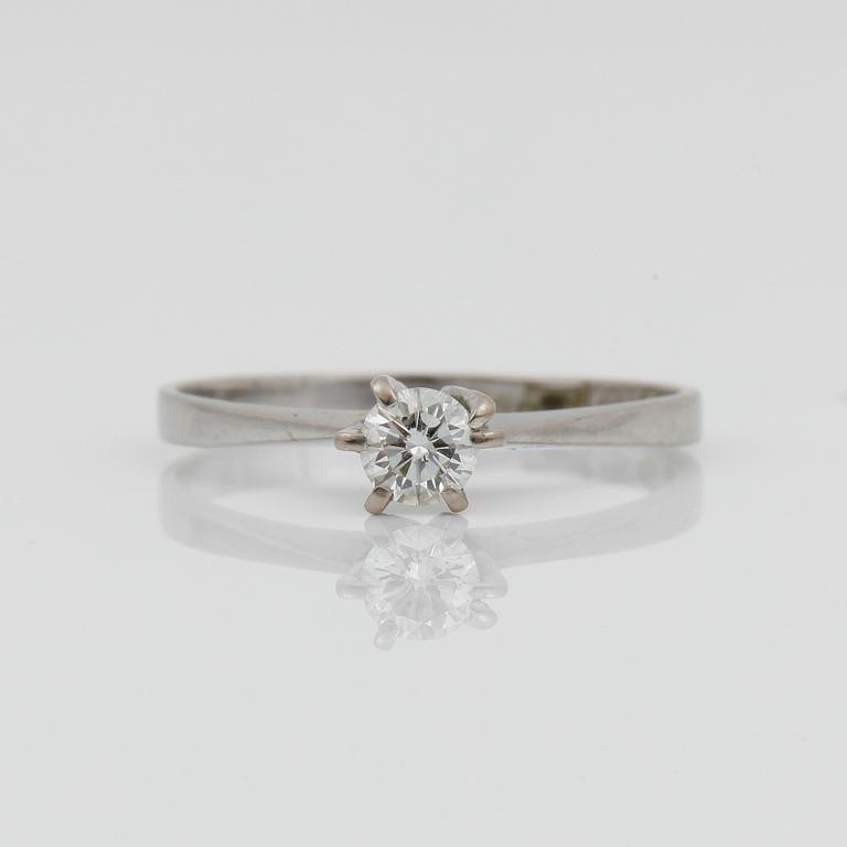 RING, 18k vitguld med briljantslipad diamant ca 0,20ct enl gravyr.