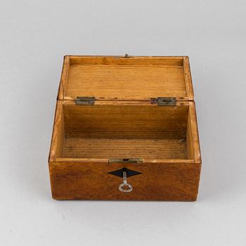 An alder veneered box by Carl Hollst, (master in Eskilstuna 1787-1830).