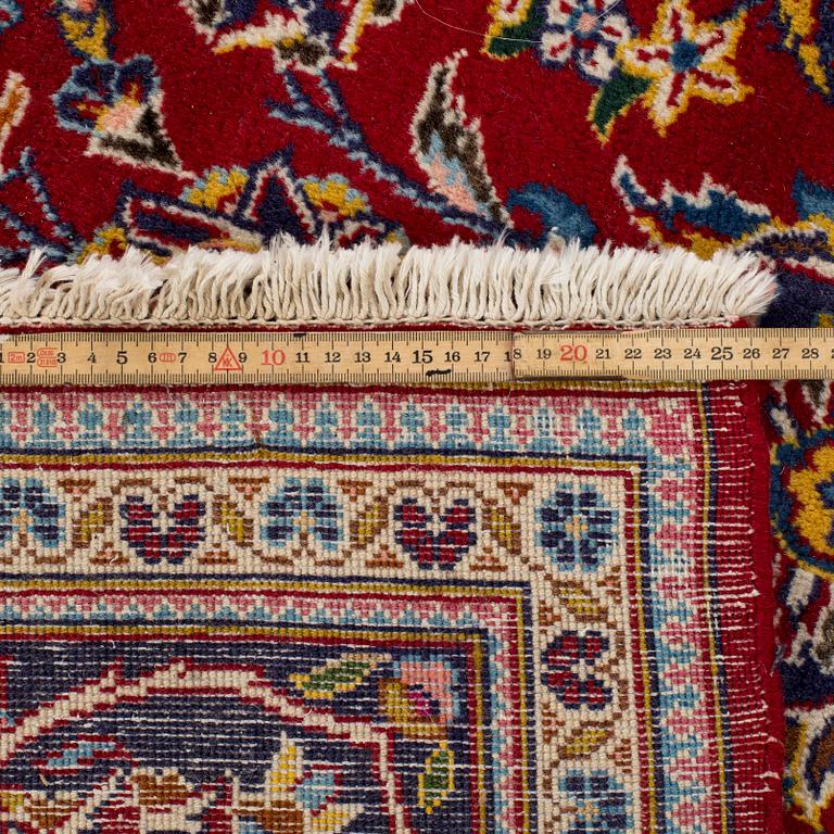 A carpet Kashan, semi antique, circa 297x202 cm.