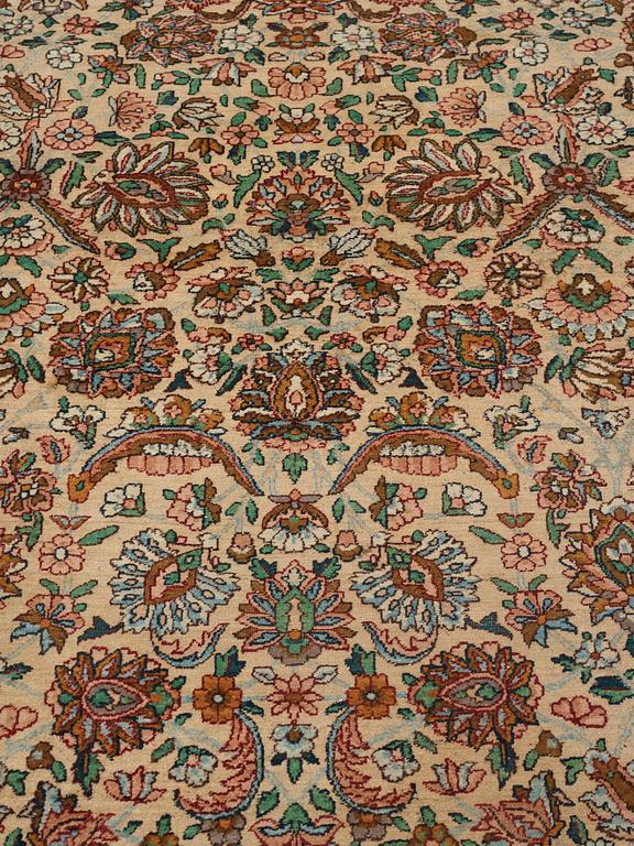 A carpet, a semi-antique Kerman, ca 510,5-513 x 315-318,5 cm.