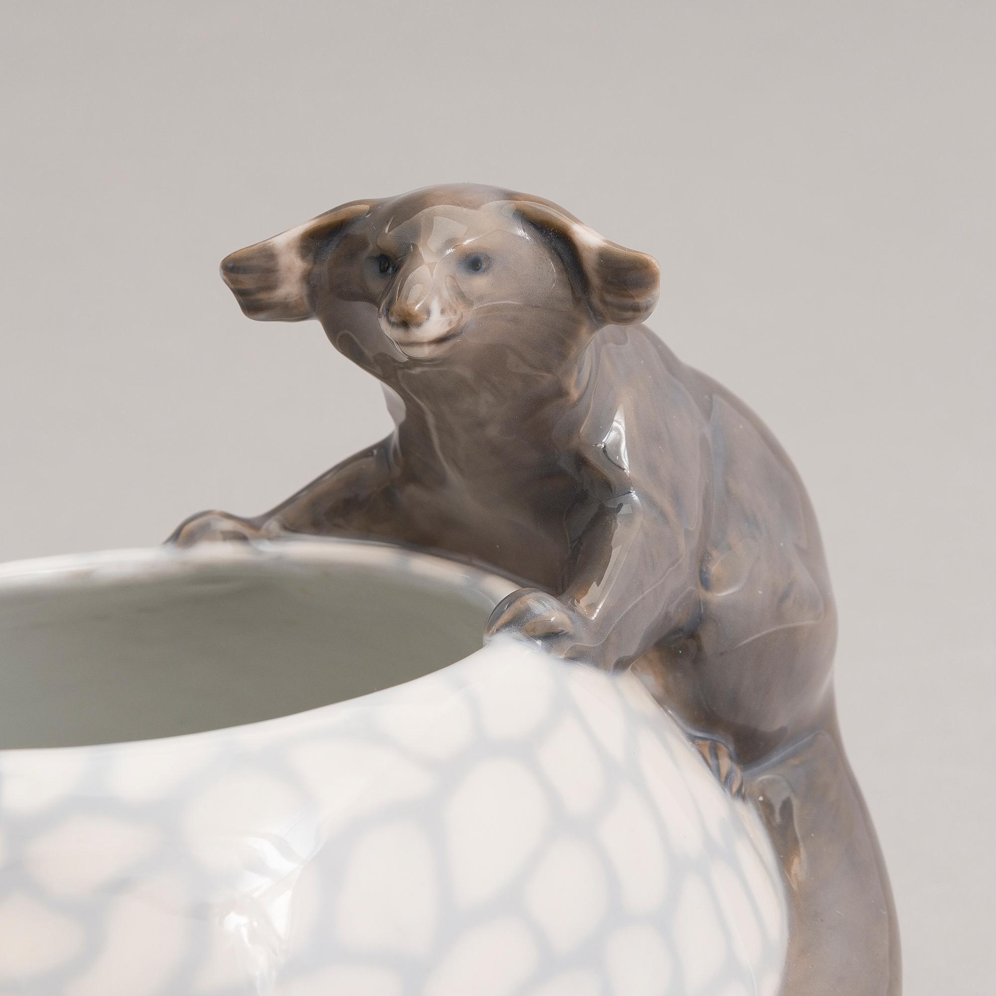 A porcelain bowl, Royal Copenhagen, Danmark 1889-1922.