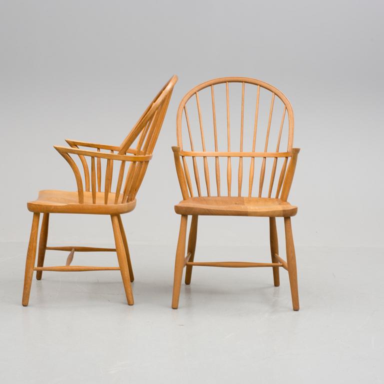 KARMSTOLAR, 2 st, "CH 18A", Frits Henningsen, Carl Hansen & Son, Danmark, 1900-talets andra hälft.