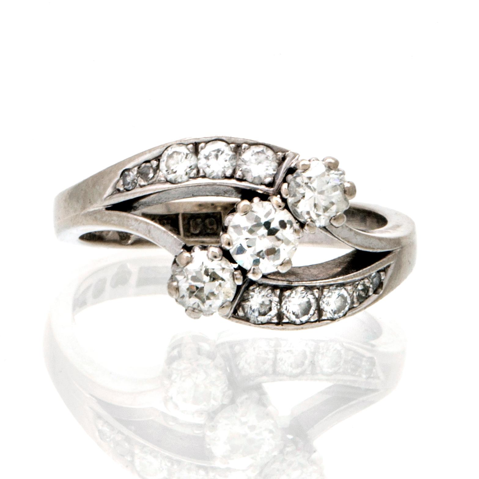 Ring 18K whitegold old, brilliant and single-cut diamonds approx 0,70 ct in total, total weight 6,1 g.
