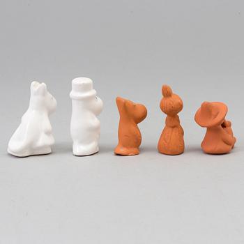 A SET OF FIVE MOOMIN FIGURINES FROM THE LATE 20TH CENTURY.