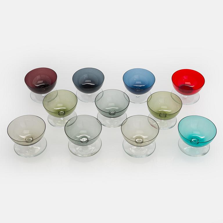 Saara Hopea, an 11-piece set of 1950s/60s dessert bowls, model 1344. Nuutajärvi Notsjö Finland.