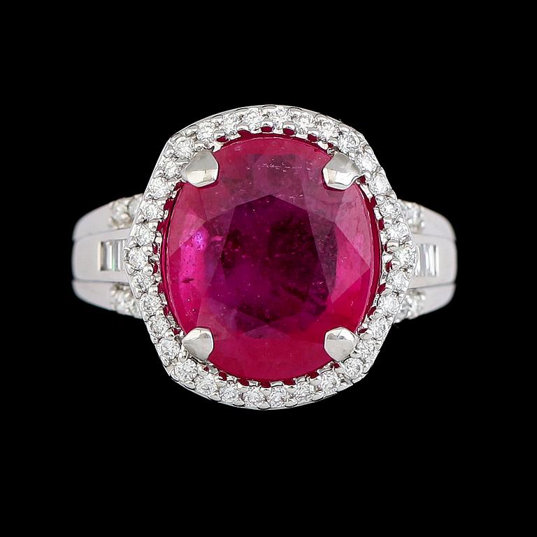 RING, 18K vitguld, rubin, briljant- och baguettslipade diamanter. Vikt ca 8 g.