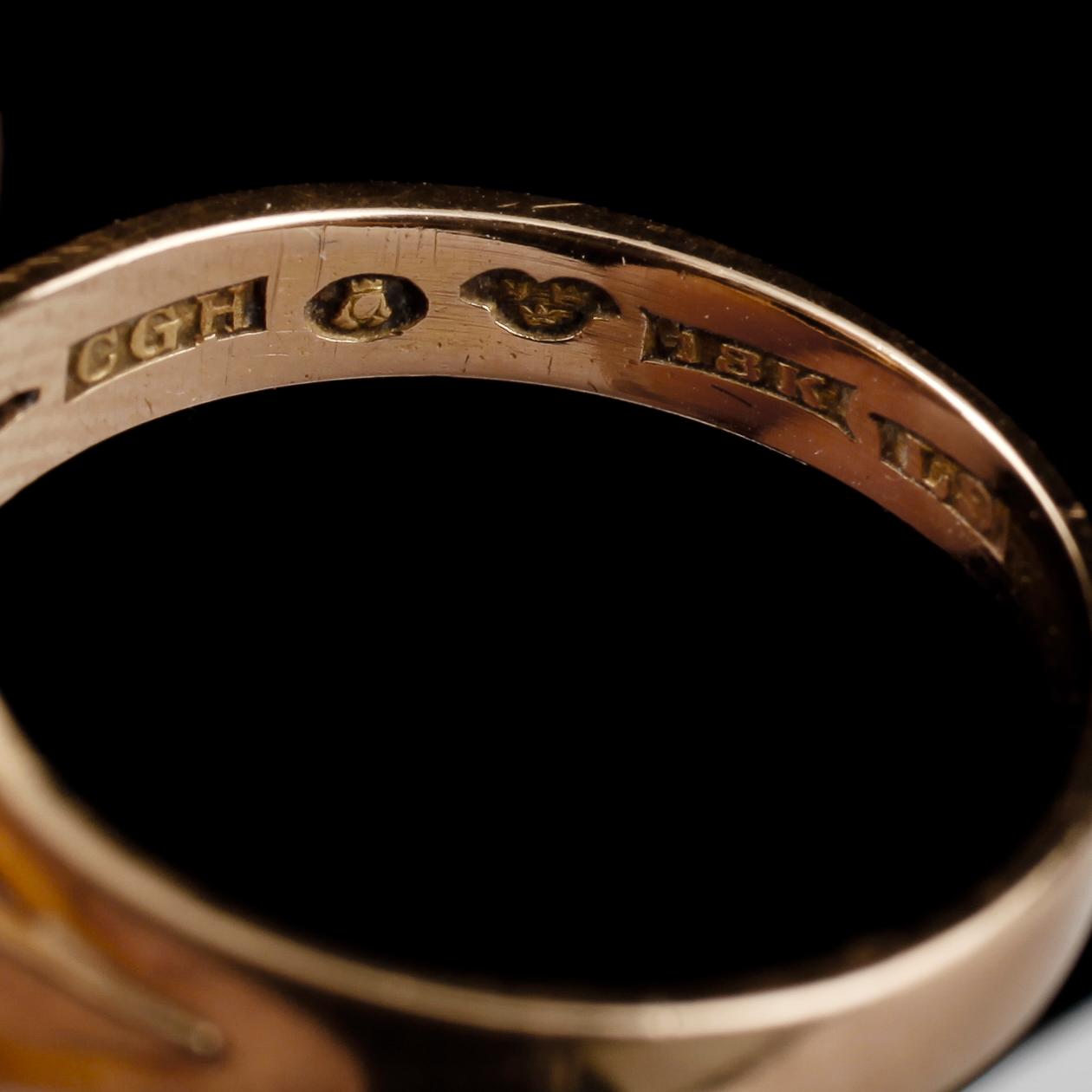 RING, 18k guld med cabochonslipad grön sten, C G Hallberg, 1961. Total vikt ca 5 g.