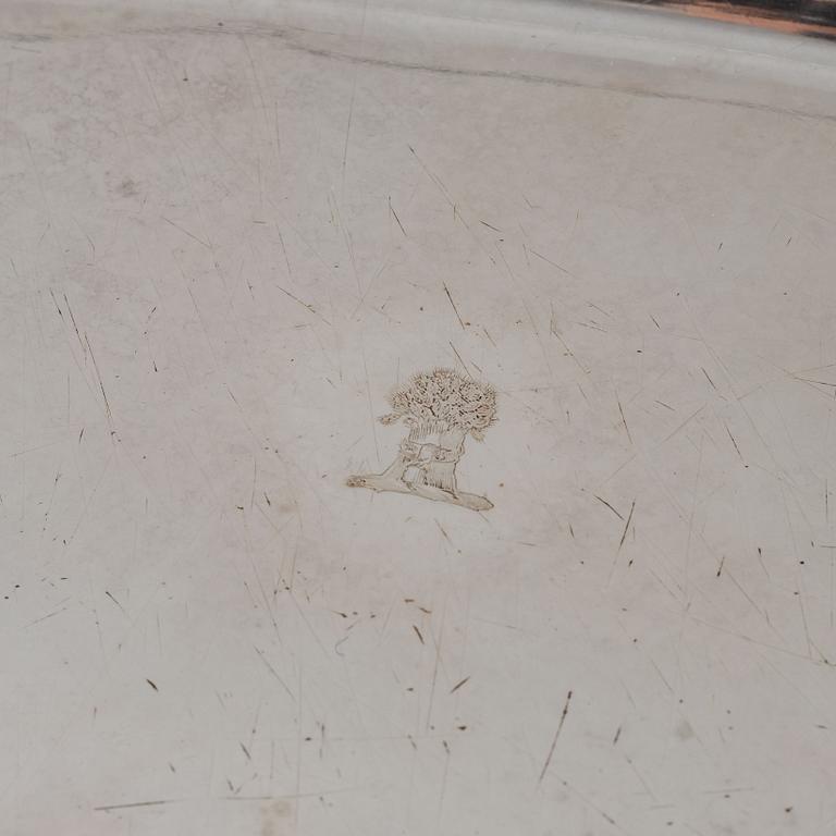 A pair of silver plated serving dishes with covers, first half of the 20th Century.