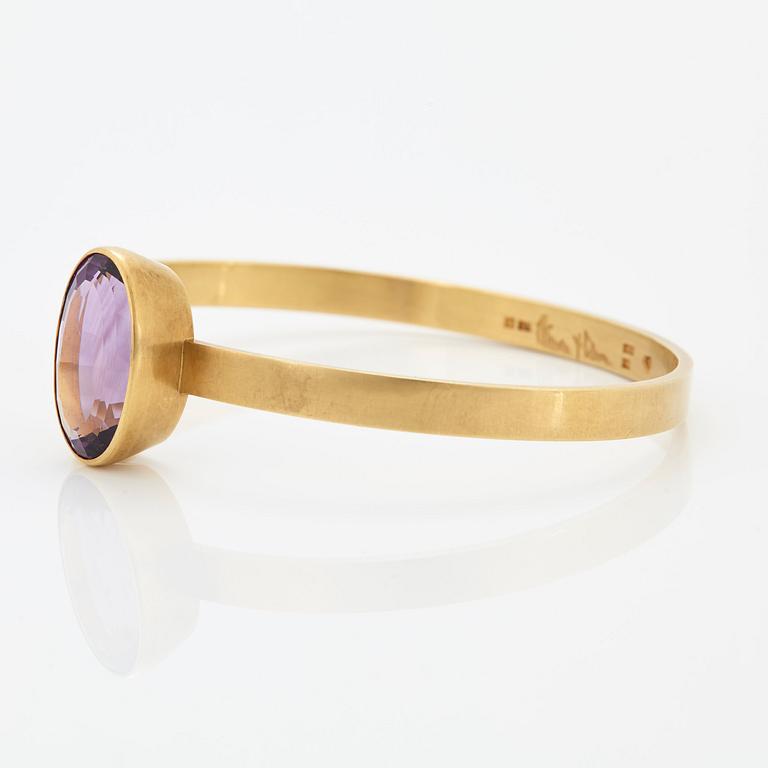 Wiwen Nilsson, an 18k gold bangle with a facet cut amethyst, Lund 1968.